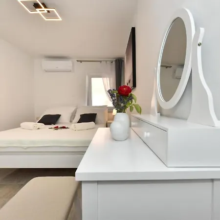 Stunning In Prázdninový dům Privlaka (Zadar)