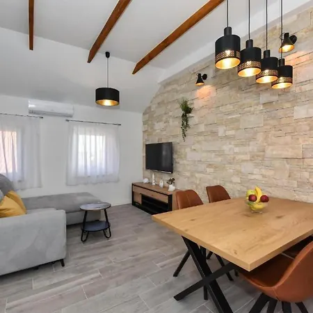 Stunning In Prázdninový dům Privlaka (Zadar)